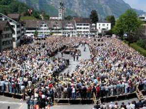 Unternehmensdemokratie. Abstimmung einer Schweizer Landsgemeinde. © Adrian Sulc, CC BY-SA 3.0