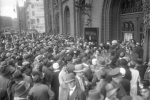 Im Kampf um Spareinlagen! Massenandrang der Sparer vor der städtischen Sparkasse in Berlin. 13. Juli 1931